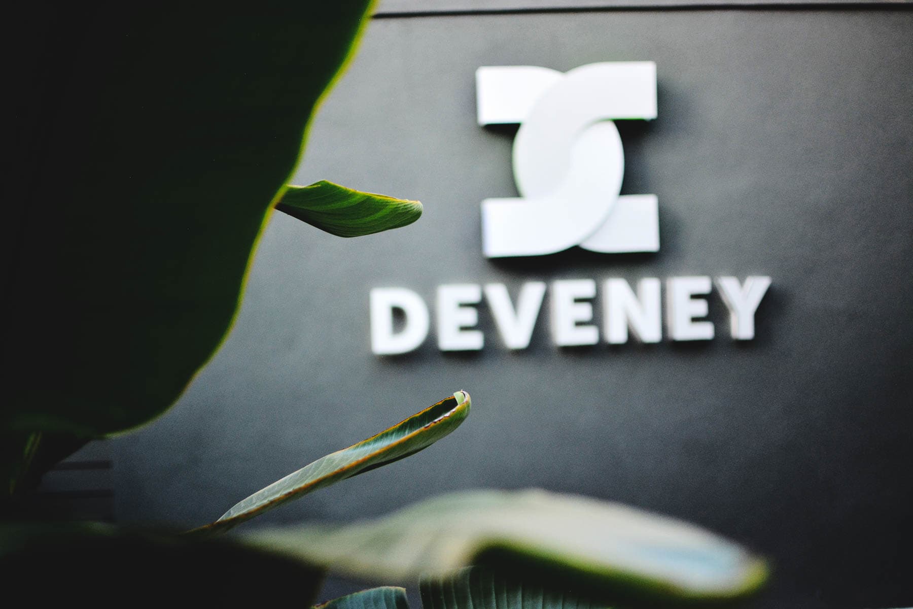 Deveney logo
